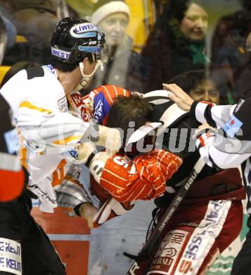 EBEL. Eishockey Bundesliga. KAC gegen EHC LIWEST Linz. Rauferrei, Schlaegerei. Kirk Furey,  (KAC),  Patrick Leahy (Linz). Klagenfurt, am 20.12.2009.
Foto: Kuess 

---
pressefotos, pressefotografie, kuess, qs, qspictures, sport, bild, bilder, bilddatenbank