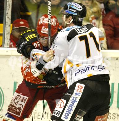 EBEL. Eishockey Bundesliga. KAC gegen EHC LIWEST Linz. Rauferrei, Schlaegerei. Kirk Furey,  (KAC),  Patrick Leahy (Linz). Klagenfurt, am 20.12.2009.
Foto: Kuess 

---
pressefotos, pressefotografie, kuess, qs, qspictures, sport, bild, bilder, bilddatenbank