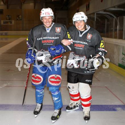 Eishockey Charity Promi Spiel. Johan Stroemwall, Sabine Egger. Klagenfurt, am 4.2.2010.
Foto: Kuess

---
pressefotos, pressefotografie, kuess, qs, qspictures, sport, bild, bilder, bilddatenbank