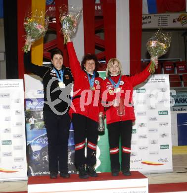 Stocksport. Eisschiessen. IFI Eisstock Europameisterschaften. Zielwettbewerb. Marina Dunstmair (D), Susanne Sohm-Armellini (AUT), Silvia Gutmann-Wild (AUT). Klagenfurt, am 3.3.2010.
Foto: Kuess
---
pressefotos, pressefotografie, kuess, qs, qspictures, sport, bild, bilder, bilddatenbank