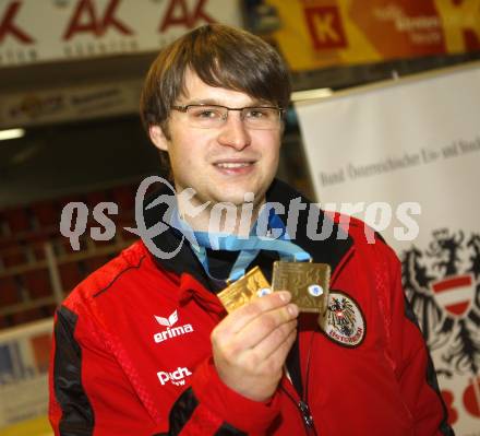 Stocksport. Eisschiessen. IFI Eisstock Europameisterschaften. Zielwettbewerb. Franz Roth (AUT).  Klagenfurt, am 3.3.2010.
Foto: Kuess
---
pressefotos, pressefotografie, kuess, qs, qspictures, sport, bild, bilder, bilddatenbank