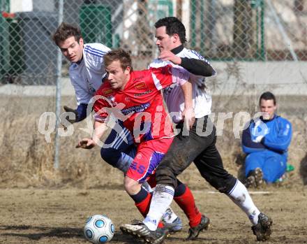 Fussball KFV Cup. Friesacher AC gegen SAK Klagenfurt. Dominik Leiter, Marco Taferner (Friesach), Martin Wakonig (SAK). Friesach, am 6.3.2010.
Foto: Kuess
---
pressefotos, pressefotografie, kuess, qs, qspictures, sport, bild, bilder, bilddatenbank