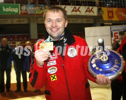 Stocksport. Eisschiessen. IFI Eisstock Europameisterschaften. Zielwettbewerb. Thomas Fuchs (AUT).  Klagenfurt, am 3.3.2010.
Foto: Kuess
---
pressefotos, pressefotografie, kuess, qs, qspictures, sport, bild, bilder, bilddatenbank