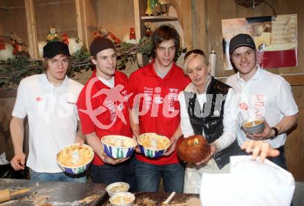 EBEL. Eishockey Bundesliga. KAC am Ostermarkt beim Reindling backen. Rene Swette, Markus Pirmann, Thomas Hundertpfund, Stefan Geier. Klagenfurt, am 26.3.2010.
Foto: Kuess
---
pressefotos, pressefotografie, kuess, qs, qspictures, sport, bild, bilder, bilddatenbank