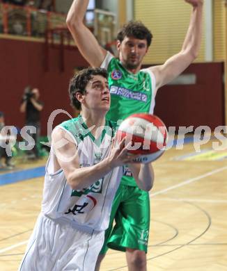 Basketball Kaerntner Liga. Woerthersee Piraten gegen KOS Klagenfurt. Martin Breithuber (Piraten), Selmir Husanovic (KOS). Klagenfurt, am 4.5.2010.
Foto: Kuess
---
pressefotos, pressefotografie, kuess, qs, qspictures, sport, bild, bilder, bilddatenbank