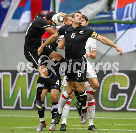 Fussball Laenderspiel. Testspiel Serbien gegen Neuseeland. Nikola Zigic,  (Serbien),  Rory Fallon, Ryan Nelson (Neuseeland). Klagenfurt, am 29.5.2010.
Foto: Kuess


---
pressefotos, pressefotografie, kuess, qs, qspictures, sport, bild, bilder, bilddatenbank