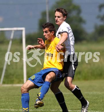 Fussball Kaerntner Liga. SV ASKOE Sittersdorf gegen FC Welzenegg. Samir Nuhanovic (Sittersdorf), Mario Hutter (Welzenegg). Sittersdorf, am 6.6.2010.
Foto: Kuess
---
pressefotos, pressefotografie, kuess, qs, qspictures, sport, bild, bilder, bilddatenbank