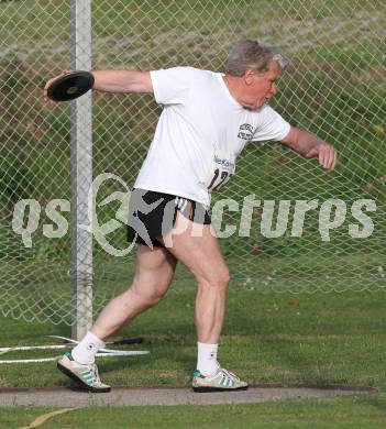 Leichtathletik. Kaerntner Meisterschaften. Diskus. Heinz Harre. Wolfsberg, am 11.6.2010.
Foto: Kuess
---
pressefotos, pressefotografie, kuess, qs, qspictures, sport, bild, bilder, bilddatenbank