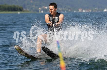 EBEL. Eishockey Bundesliga. Teambuilding VSV. Triathlon. Wasserschi. Bernhard Starkbaum. Ossiacher See, am 9.7.2010.
Foto: Kuess
---
pressefotos, pressefotografie, kuess, qs, qspictures, sport, bild, bilder, bilddatenbank