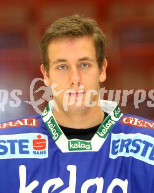 Eishockey Bundesliga. VSV. Mannschaftsfototermin. Kevin Essmann. Villach, 8.9.2010.
Foto: Kuess
---
pressefotos, pressefotografie, kuess, qs, qspictures, sport, bild, bilder, bilddatenbank