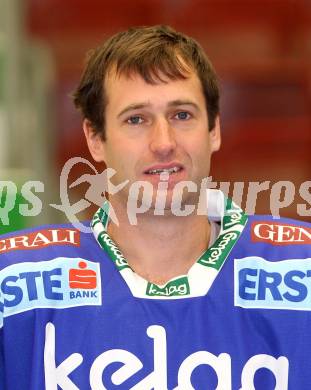 Eishockey Bundesliga. VSV. Mannschaftsfototermin. Razingar Tomaz. Villach, 8.9.2010.
Foto: Kuess
---
pressefotos, pressefotografie, kuess, qs, qspictures, sport, bild, bilder, bilddatenbank