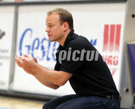 Basketball Bundesliga. Woerthersee Piraten gegen UBC Guessing Knights.  Trainer Robert Langer (Guessing Knights). Klagenfurt, 2.10.2010.
Foto:  Kuess

---
pressefotos, pressefotografie, kuess, qs, qspictures, sport, bild, bilder, bilddatenbank