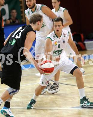 Basketball Bundesliga. Woerthersee Piraten gegen UBC Guessing Knights.  Marco Breithuber,  (Piraten),  Philipp Horvath (Guessing Knights). Klagenfurt, 2.10.2010.
Foto:  Kuess

---
pressefotos, pressefotografie, kuess, qs, qspictures, sport, bild, bilder, bilddatenbank