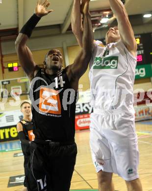 Basketball Bundesliga. Woerthersee Piraten gegen UBC Guessing Knights.  Andreas Kuttnig, (Piraten),  Yao Schaefer-Tsahe (Guessing Knights). Klagenfurt, 2.10.2010.
Foto:  Kuess

---
pressefotos, pressefotografie, kuess, qs, qspictures, sport, bild, bilder, bilddatenbank