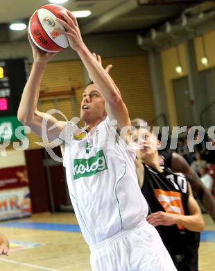 Basketball Bundesliga. Woerthersee Piraten gegen UBC Guessing Knights.  Eric Rhinehart, (Piraten), Thomas Klepeisz (Guessing Knights). Klagenfurt, 2.10.2010.
Foto:  Kuess

---
pressefotos, pressefotografie, kuess, qs, qspictures, sport, bild, bilder, bilddatenbank