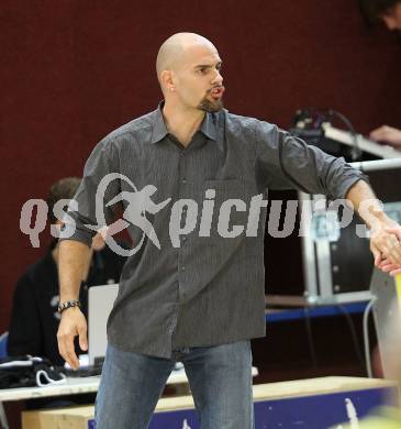 Basketball Bundesliga. Woerthersee Piraten gegen UBC Guessing Knights.  Trainer Joachim Buggelsheim (Piraten). Klagenfurt, 2.10.2010.
Foto:  Kuess

---
pressefotos, pressefotografie, kuess, qs, qspictures, sport, bild, bilder, bilddatenbank
