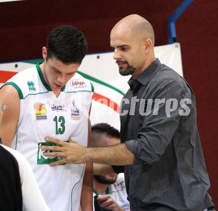 Basketball Bundesliga. Woerthersee Piraten gegen UBC Guessing Knights.  Erik Rhinehart, Trainer Joachim Buggelsheim (Piraten). Klagenfurt, 2.10.2010.
Foto:  Kuess

---
pressefotos, pressefotografie, kuess, qs, qspictures, sport, bild, bilder, bilddatenbank