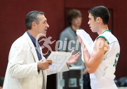 Basketball Bundesliga. Woerthersee Piraten gegen UBC Guessing Knights.  Co-Trainer Emir Osmanovic, Erik Rhinehart (Piraten). Klagenfurt, 2.10.2010.
Foto:  Kuess

---
pressefotos, pressefotografie, kuess, qs, qspictures, sport, bild, bilder, bilddatenbank