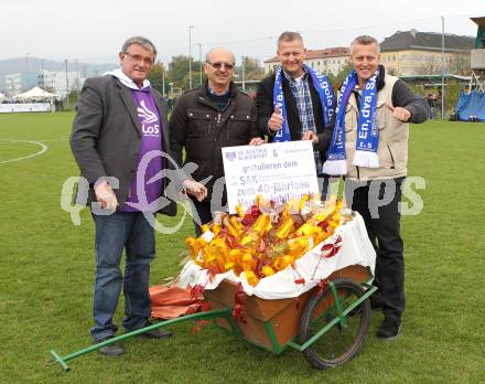 Fussball Regionalliga. SAK gegen SK Austria Klagenfurt. Josef Seppi Loibnergger und Hans Slocker gratulieren Franz und Marco Wieser zum 40-jaehrigen Vereinsjubilaeum. Klagenfurt, am 16.10.2010.
Foto: Kuess
---
pressefotos, pressefotografie, kuess, qs, qspictures, sport, bild, bilder, bilddatenbank
