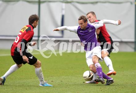 Fussball. Regionalliga. SK SAustria Klagenfurt gegen LASK Juniors. Kai Schopitsch, (Klagenfurt), Gerald Hintringer, Florian Gahleitner (LASK). Klagenfurt, 23.10.2010.
Foto: Kuess
---
pressefotos, pressefotografie, kuess, qs, qspictures, sport, bild, bilder, bilddatenbank