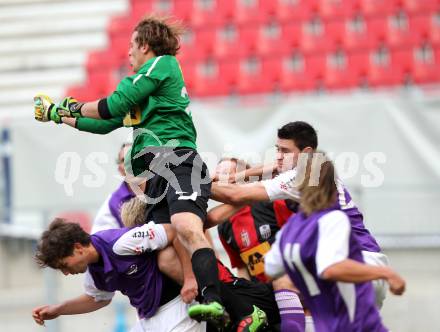 Fussball. Regionalliga. SK SAustria Klagenfurt gegen LASK Juniors. Stephan Buergler, Matthias Wrienz, (Klagenfurt), Lorenz Hoebarth (LASK). Klagenfurt, 23.10.2010.
Foto: Kuess
---
pressefotos, pressefotografie, kuess, qs, qspictures, sport, bild, bilder, bilddatenbank