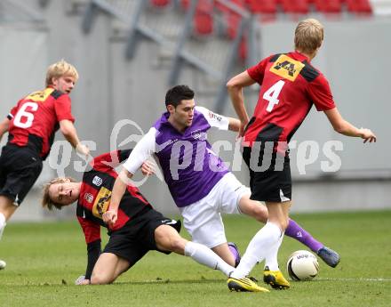 Fussball. Regionalliga. SK SAustria Klagenfurt gegen LASK Juniors. Stephan Buergler (Klagenfurt), Sebastian Schroeger (LASK). Klagenfurt, 23.10.2010.
Foto: Kuess
---
pressefotos, pressefotografie, kuess, qs, qspictures, sport, bild, bilder, bilddatenbank