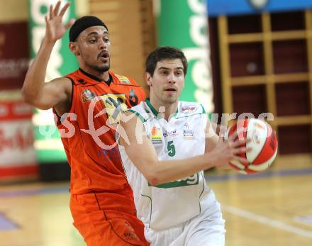 Basketball Bundesliga. Woerthersee Piraten gegenBSC Raiffeisen Fuerstenfeld Panthers.  Edgar Allesch, (Piraten), Anthony Shavies (Fuerstenfeld). Klagenfurt, 24.10.2010.
Foto:  Kuess

---
pressefotos, pressefotografie, kuess, qs, qspictures, sport, bild, bilder, bilddatenbank