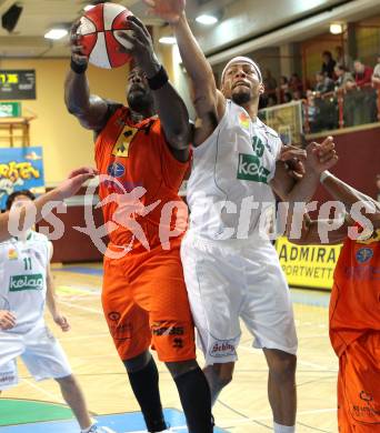 Basketball Bundesliga. Woerthersee Piraten gegenBSC Raiffeisen Fuerstenfeld Panthers.  Thomas Kennedy, (Piraten), Dennis Carr (Fuerstenfeld). Klagenfurt, 24.10.2010.
Foto:  Kuess

---
pressefotos, pressefotografie, kuess, qs, qspictures, sport, bild, bilder, bilddatenbank