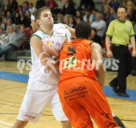 Basketball Bundesliga. Woerthersee Piraten gegenBSC Raiffeisen Fuerstenfeld Panthers.  Christian Erschen,  (Piraten), De Angelo Alexander (Fuerstenfeld). Klagenfurt, 24.10.2010.
Foto:  Kuess

---
pressefotos, pressefotografie, kuess, qs, qspictures, sport, bild, bilder, bilddatenbank