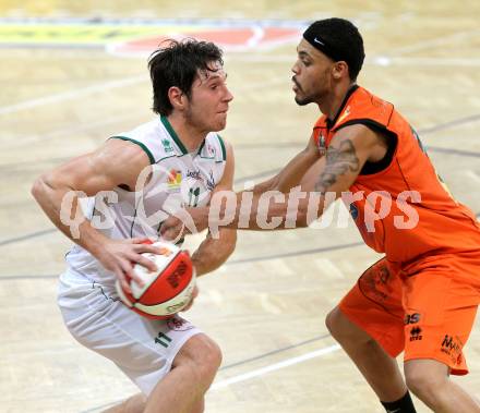 Basketball Bundesliga. Woerthersee Piraten gegenBSC Raiffeisen Fuerstenfeld Panthers.  Andreas Kuttnig,  (Piraten), Anthony Shavies (Fuerstenfeld). Klagenfurt, 24.10.2010.
Foto:  Kuess

---
pressefotos, pressefotografie, kuess, qs, qspictures, sport, bild, bilder, bilddatenbank