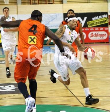 Basketball Bundesliga. Woerthersee Piraten gegenBSC Raiffeisen Fuerstenfeld Panthers.   Thomas Kennedy,  (Piraten), Dennis Carr (Fuerstenfeld). Klagenfurt, 24.10.2010.
Foto:  Kuess

---
pressefotos, pressefotografie, kuess, qs, qspictures, sport, bild, bilder, bilddatenbank
