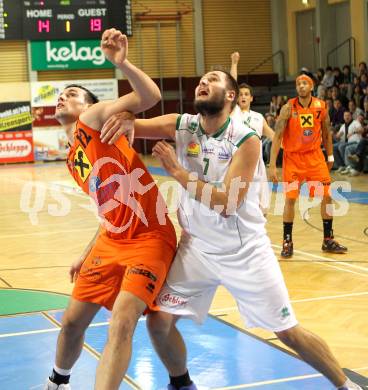 Basketball Bundesliga. Woerthersee Piraten gegenBSC Raiffeisen Fuerstenfeld Panthers.  Bernhard Weber, (Piraten), Romke Tay Hampton (Fuerstenfeld). Klagenfurt, 24.10.2010.
Foto:  Kuess

---
pressefotos, pressefotografie, kuess, qs, qspictures, sport, bild, bilder, bilddatenbank