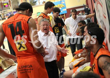 Basketball Bundesliga. Woerthersee Piraten gegenBSC Raiffeisen Fuerstenfeld Panthers. Trainer Bob Gonnen (Fuerstenfeld). Klagenfurt, 24.10.2010.
Foto:  Kuess

---
pressefotos, pressefotografie, kuess, qs, qspictures, sport, bild, bilder, bilddatenbank