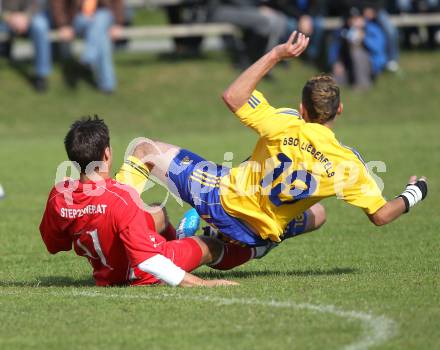 Fussball. Unterliga Ost. GSC Liebenfels gegen SV Glanegg. Stefan Stampfer, (Liebenfels), Theodor Russinov (Glanegg).  Liebenfels, 24.10.2010.
Foto: Kuess
---
pressefotos, pressefotografie, kuess, qs, qspictures, sport, bild, bilder, bilddatenbank