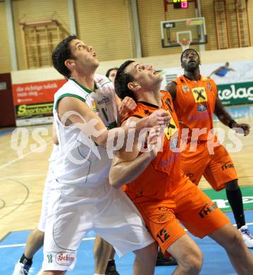 Basketball Bundesliga. Woerthersee Piraten gegenBSC Raiffeisen Fuerstenfeld Panthers.  Erik Rhinehart, Romke  (Piraten), Tay Hampton (Fuerstenfeld). Klagenfurt, 24.10.2010.
Foto:  Kuess

---
pressefotos, pressefotografie, kuess, qs, qspictures, sport, bild, bilder, bilddatenbank