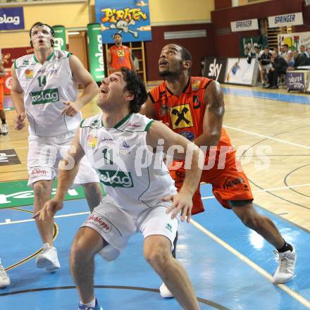 Basketball Bundesliga. Woerthersee Piraten gegenBSC Raiffeisen Fuerstenfeld Panthers.  Maximilian Kunovjanek, Andreas Kuttnig,  (Piraten), De Angelo Alexander (Fuerstenfeld). Klagenfurt, 24.10.2010.
Foto:  Kuess

---
pressefotos, pressefotografie, kuess, qs, qspictures, sport, bild, bilder, bilddatenbank