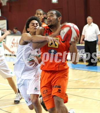 Basketball Bundesliga. Woerthersee Piraten gegenBSC Raiffeisen Fuerstenfeld Panthers. Samuel Bachlechner, (Piraten), De Angelo Alexander (Fuerstenfeld). Klagenfurt, 24.10.2010.
Foto:  Kuess

---
pressefotos, pressefotografie, kuess, qs, qspictures, sport, bild, bilder, bilddatenbank