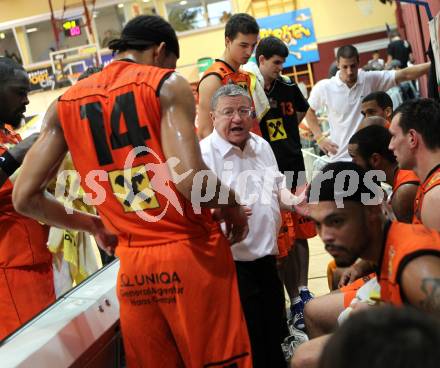 Basketball Bundesliga. Woerthersee Piraten gegenBSC Raiffeisen Fuerstenfeld Panthers.  Trainer Bob Gonnen (Fuerstenfeld). Klagenfurt, 24.10.2010.
Foto:  Kuess

---
pressefotos, pressefotografie, kuess, qs, qspictures, sport, bild, bilder, bilddatenbank