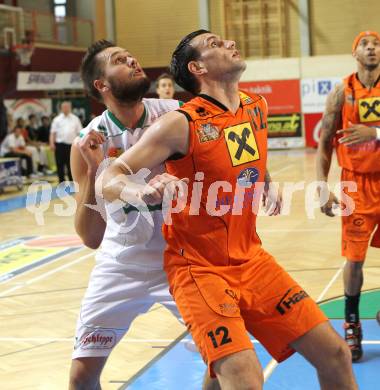 Basketball Bundesliga. Woerthersee Piraten gegenBSC Raiffeisen Fuerstenfeld Panthers.  Bernhard Weber (Piraten), Romke Tay Hampton (Fuerstenfeld). Klagenfurt, 24.10.2010.
Foto:  Kuess

---
pressefotos, pressefotografie, kuess, qs, qspictures, sport, bild, bilder, bilddatenbank