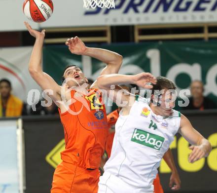 Basketball Bundesliga. Woerthersee Piraten gegenBSC Raiffeisen Fuerstenfeld Panthers.  Maximilian Kunovjanek  (Piraten), Romke Tay Hampton (Fuerstenfeld). Klagenfurt, 24.10.2010.
Foto:  Kuess

---
pressefotos, pressefotografie, kuess, qs, qspictures, sport, bild, bilder, bilddatenbank