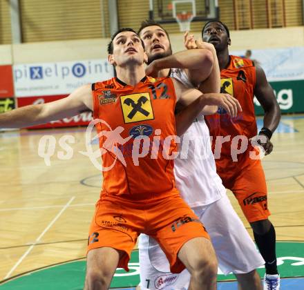 Basketball Bundesliga. Woerthersee Piraten gegenBSC Raiffeisen Fuerstenfeld Panthers.  Bernhard Weber (Piraten), Romke Tay Hampton (Fuerstenfeld). Klagenfurt, 24.10.2010.
Foto:  Kuess

---
pressefotos, pressefotografie, kuess, qs, qspictures, sport, bild, bilder, bilddatenbank