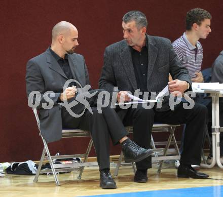 Basketball Bundesliga. Woerthersee Piraten gegenBSC Raiffeisen Fuerstenfeld Panthers.  Trainer Joachim Buggelsheim, Emir Osmanovic (Piraten). Klagenfurt, 24.10.2010.
Foto:  Kuess

---
pressefotos, pressefotografie, kuess, qs, qspictures, sport, bild, bilder, bilddatenbank