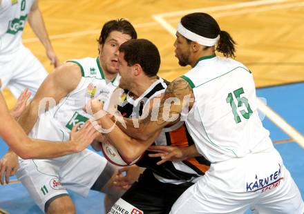 Basketball Bundesliga. Woerthersee Piraten gegen Xion Dukes Klosterneuburg.  Andreas Kuttnig, THomas Kennedy, (Piraten), Lukas Sallomon  (Klosterneuburg). Klagenfurt, 6.11.2010.
Foto:  Kuess

---
pressefotos, pressefotografie, kuess, qs, qspictures, sport, bild, bilder, bilddatenbank