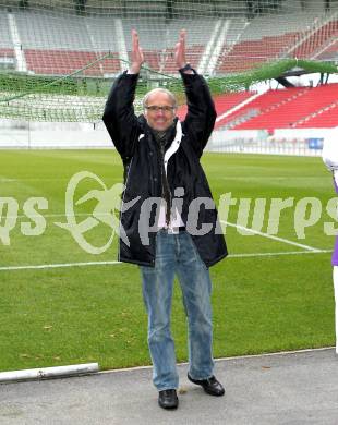 Fussball. Regionalliga. SK Austria Klagenfurt gegen Sturm Graz Amateure. Jubel Trainer Walter Schoppitsch (Klagenfurt). Klagenfurt, 7.11.2010. 
Foto: Kuess

---
pressefotos, pressefotografie, kuess, qs, qspictures, sport, bild, bilder, bilddatenbank