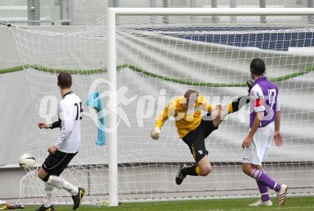 Fussball. Regionalliga. SK Austria Klagenfurt gegen Sturm Graz Amateure. 3:1 durch Matthias Dollinger, (Klagenfurt), Bartosch Daniel (Graz). Klagenfurt, 7.11.2010. 
Foto: Kuess

---
pressefotos, pressefotografie, kuess, qs, qspictures, sport, bild, bilder, bilddatenbank