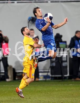 Fussball. Laenderspiel. Testspiel. Italien gegen Rumaenien. Alberto Gilardino, (Italien), Razvan Dinca Rat (Rumaenien). Klagenfurt, 17.11.2010. 
Foto: Kuess

---
pressefotos, pressefotografie, kuess, qs, qspictures, sport, bild, bilder, bilddatenbank