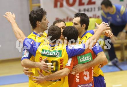 Volleyball. Challenge Cup. Aich/Dob gegen Mladost Marina Kastela. Jubel (Aich/Dob). Prevalje, 25.11.2010.
Foto: Kuess
---
pressefotos, pressefotografie, kuess, qs, qspictures, sport, bild, bilder, bilddatenbank