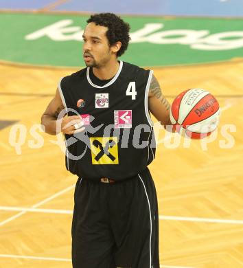 Basketball Bundesliga. Woerthersee Piraten gegen WBC Raiffeisen Wels.  Robert Whitfield Holcomb Faye (Wels). Klagenfurt, 18.12.2010.
Foto:  Kuess

---
pressefotos, pressefotografie, kuess, qs, qspictures, sport, bild, bilder, bilddatenbank
