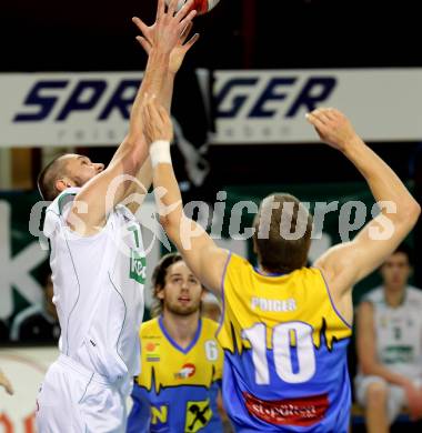 Basketball Bundesliga. Woerthersee Piraten gegen UBC St. Poelten.  Bernhard Weber (Piraten), Richard Poiger (St. Poelten). Klagenfurt, 22.1.2011.
Foto:  Kuess

---
pressefotos, pressefotografie, kuess, qs, qspictures, sport, bild, bilder, bilddatenbank