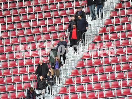 Fussball Regionalliga. SK Austria Klagenfurt. Tag der Austria Familie. Testspiel SK Austria Klagenfurt gegen Sencur (SLO). Fans bei Stadionbesichtigung. Klagenfurt, am 26.2.2011.
Foto: Kuess
---
pressefotos, pressefotografie, kuess, qs, qspictures, sport, bild, bilder, bilddatenbank